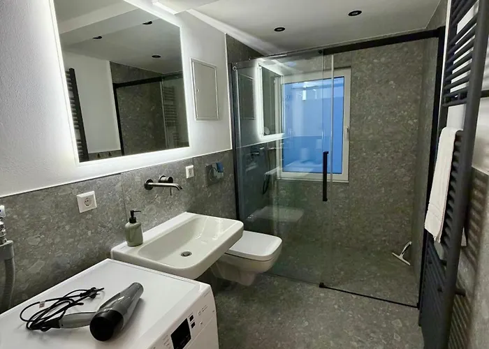 Unique Jungle Leaf Ulm